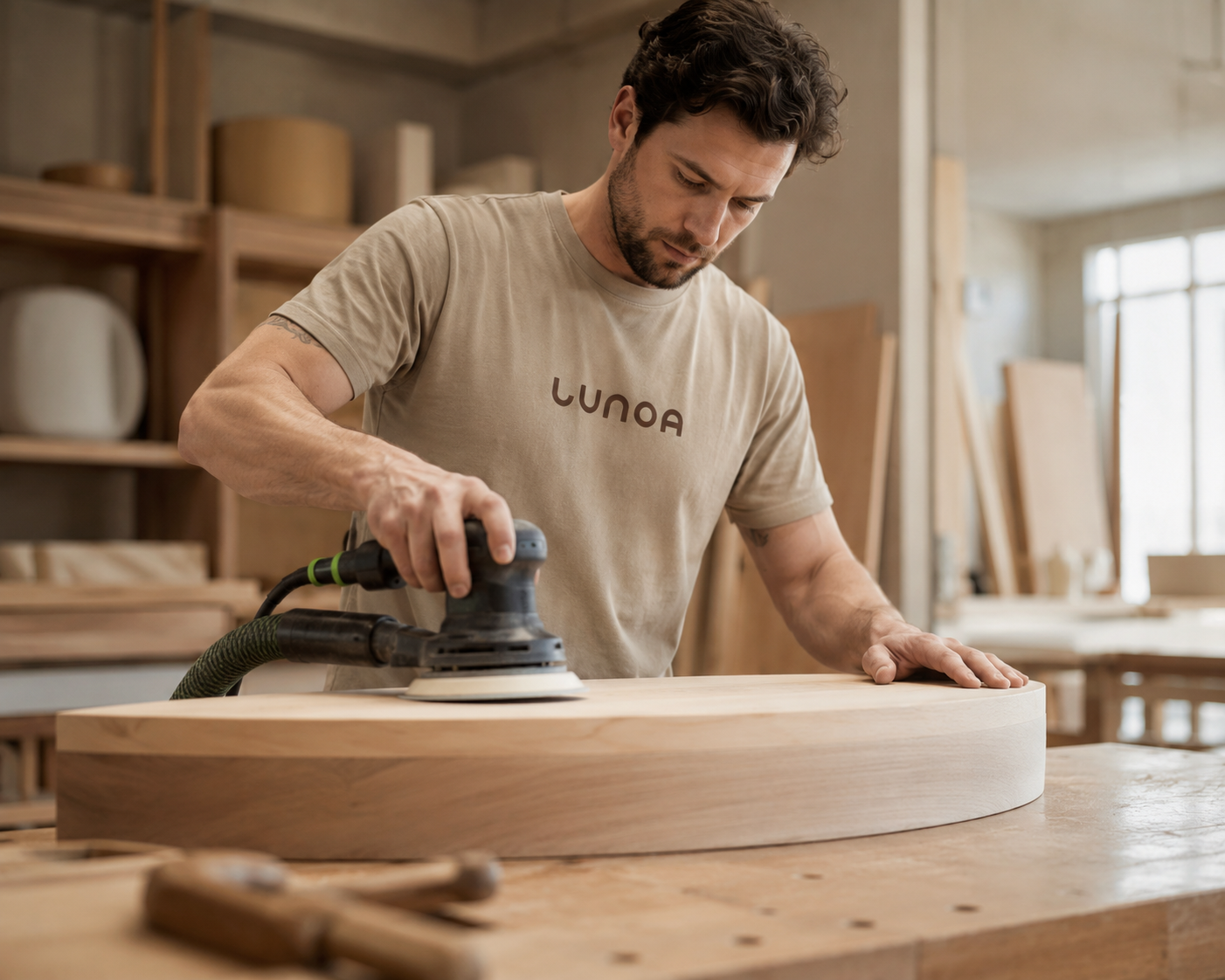 Lunoa vakman aan het werk in het atelier